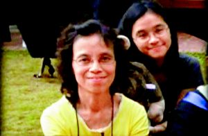 梁頌詩(shī)(右)在事件中遇難。左為其母親梁太。有線電視畫面