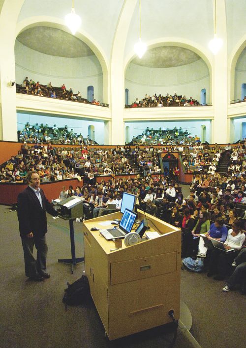 多大社會學教授布萊姆在巨型教室上課